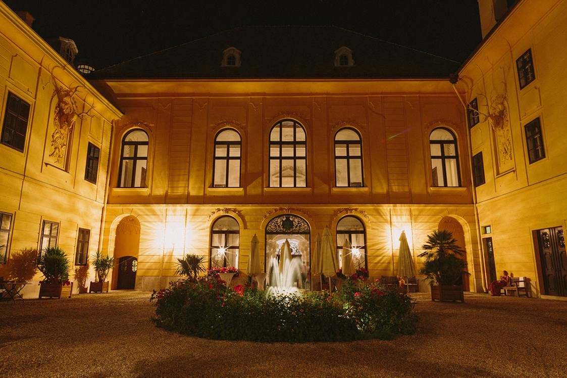 Hochzeitslocation: Das Schloss Eckartsau bei Nacht.
Foto © thomassteibl.com - Schloss Eckartsau
