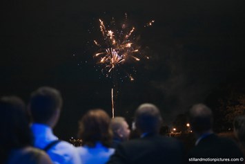 Hochzeitslocation: Genießen Sie vom River's Club aus ein Feuerwerk auf der Donau.
Foto © stillandmotionpictures.com - River's Club