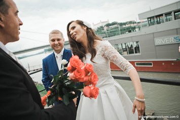 Hochzeitslocation: Heiraten im River's Club dem Clubschiff auf der Donau, Bratislava.
Foto © stillandmotionpictures.com - River's Club